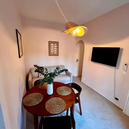 Cozy Riviera Getaway نيس